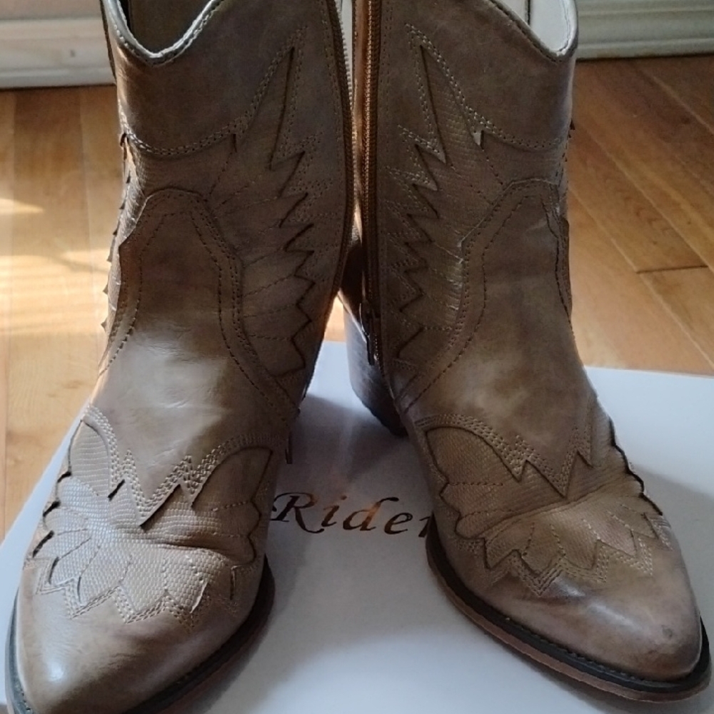 A Rider Girl Tan Ankle Booties - Picture 3 of 7